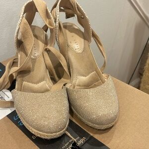 7.5 wedges cream color